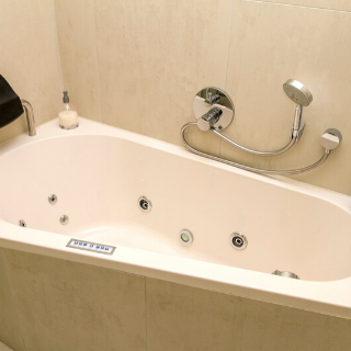 Frisse en moderne badkamer